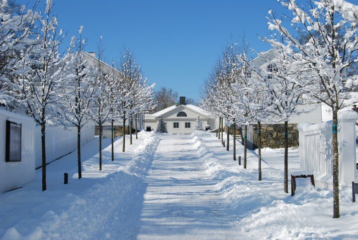 Gunnebo slott i snöskrud.